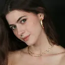 Rosario Choker Modella.webp